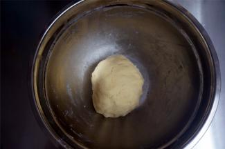 拌成团，可以借助橡皮刮刀或者带手套揉合都可以。