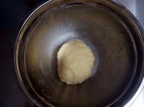 拌成团，可以借助橡皮刮刀或者带手套揉合都可以。