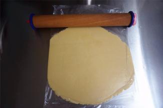 将面团装入保鲜袋，擀开成0.6厘米厚的面片，放入冰箱冷冻15分钟。直接印也可以，我习惯先冷冻变硬再印，感觉好操作点。