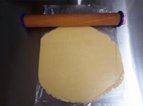 将面团装入保鲜袋，擀开成0.6厘米厚的面片，放入冰箱冷冻15分钟。直接印也可以，我习惯先冷冻变硬再印，感觉好操作点。