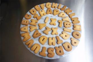 饼干烤至金黄，香气四溢即可出炉。冷却后可以开始裹糖霜。