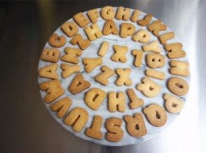 饼干烤至金黄，香气四溢即可出炉。冷却后可以开始裹糖霜。