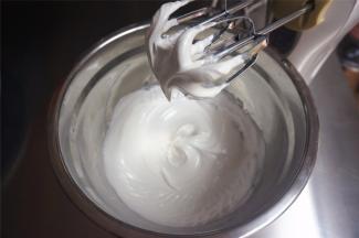 蛋清糖霜的制作：35克蛋清，加入150克糖粉，搅打至浓稠，出现纹路，写字时纹路不消失为佳。