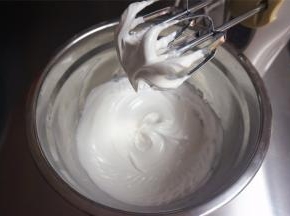 蛋清糖霜的制作：35克蛋清，加入150克糖粉，搅打至浓稠，出现纹路，写字时纹路不消失为佳。