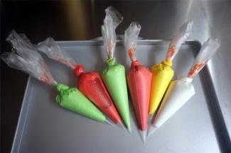 通过加入鲜柠檬汁，色素，调节糖霜浓稠度和颜色。浓糖霜用于绘图，稀糖霜用于填色。浓糖霜是直接取原糖霜加色素调制而成。稀糖霜通过小量加入柠檬汁调成，滴落时大概两三秒能融合的状态为佳。