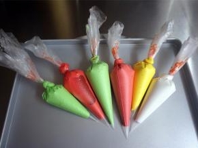 通过加入鲜柠檬汁，色素，调节糖霜浓稠度和颜色。浓糖霜用于绘图，稀糖霜用于填色。浓糖霜是直接取原糖霜加色素调制而成。稀糖霜通过小量加入柠檬汁调成，滴落时大概两三秒能融合的状态为佳。