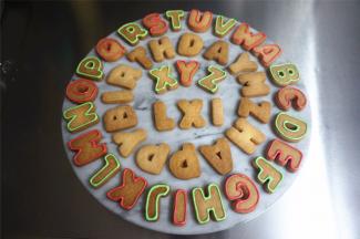 用浓糖霜勾画轮廓，画完后晾5分钟左右。