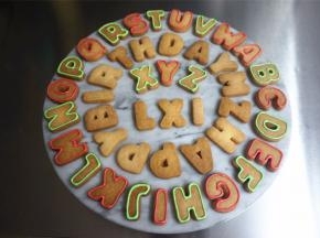 用浓糖霜勾画轮廓，画完后晾5分钟左右。