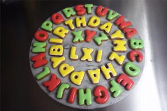 将稀糖霜填入轮廓中，如果有小气泡，可以用牙签挑一下。