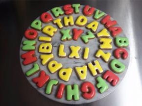 将稀糖霜填入轮廓中，如果有小气泡，可以用牙签挑一下。