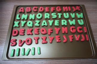 将填好色的糖霜饼干转移到烤盘上。