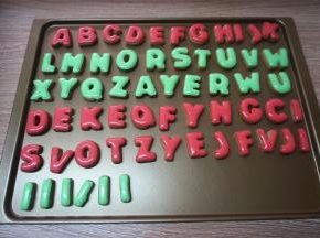 将填好色的糖霜饼干转移到烤盘上。