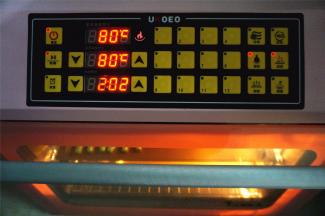 放入风炉，开启风干功能，默认温度80度。如果饼干比较细，温度可以适当降低5度，高温容易烤裂图案。时间长短可以根据实际情况调节，以糖霜凝固变干为标准。一般需要烘干1小时左右。