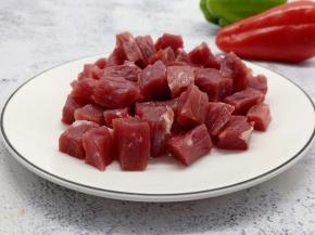 牛肉先顺着纹路切长条、再切小粒。