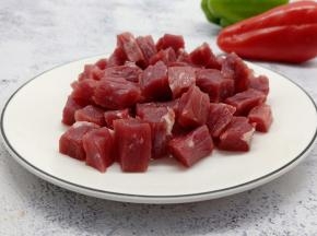 牛肉先顺着纹路切长条、再切小粒。