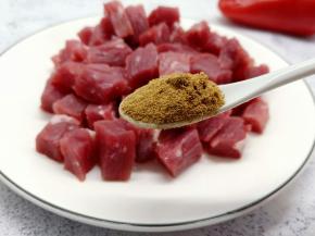 切好的牛肉粒加十三香一勺、依各人口味而定、用之增加牛肉的香味更加浓郁。