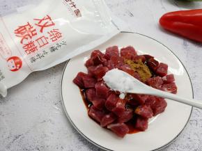 当然绵白糖少不了、用糖目的用白糖不单是解决味道、而更重要的是用白糖腌上20分钟之后，使白糖分子渗入到牛肉里面去，让牛肉的肉质出现鲜嫩的变化、以免牛肉在烤制期间因脱水而收缩变硬。