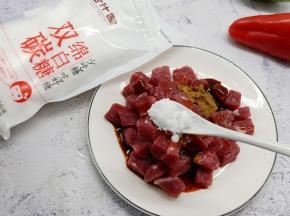 当然绵白糖少不了、用糖目的用白糖不单是解决味道、而更重要的是用白糖腌上20分钟之后，使白糖分子渗入到牛肉里面去，让牛肉的肉质出现鲜嫩的变化、以免牛肉在烤制期间因脱水而收缩变硬。