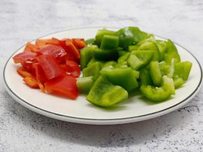 青红椒切小块备用。