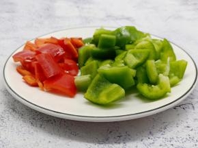 青红椒切小块备用。