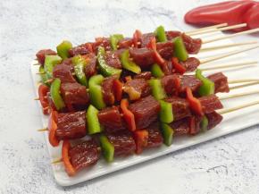 竹签用开水烫一遍、依次串起来、串串时要小心扎手。