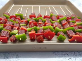 依次放到不粘烤盘（家中没有不粘烤盘可以铺一层锡纸垫着）