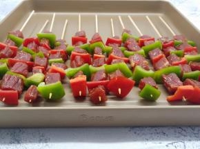 依次放到不粘烤盘（家中没有不粘烤盘可以铺一层锡纸垫着）