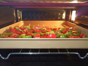 烤箱200度提前预热、烤盘放中层、上下火200度烤15分钟。