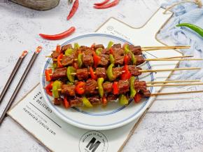 秘制酱汁烤的火候适中，咬下去层次分明，咀嚼间肉香带着特有的回甘，非常过瘾！