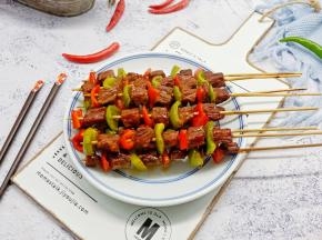 秘制酱汁烤的火候适中，咬下去层次分明，咀嚼间肉香带着特有的回甘，非常过瘾！