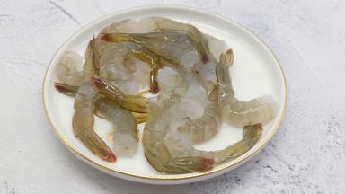 再把虾壳剥去，留最后一节不剥（最后一节不剥可以做造型）