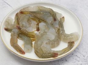 再把虾壳剥去，留最后一节不剥（最后一节不剥可以做造型）