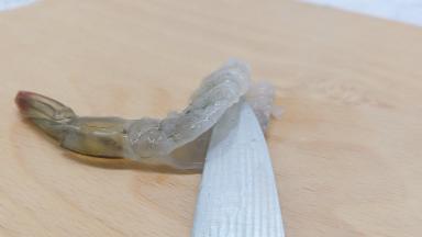 用到轻轻地在虾背划一下，不要划穿、再用胡椒粉、十三香、蚝油、食盐、生姜、蒜抓匀腌制15分钟入味。