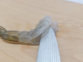 用到轻轻地在虾背划一下，不要划穿、再用胡椒粉、十三香、蚝油、食盐、生姜、蒜抓匀腌制15分钟入味。