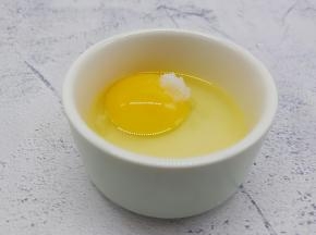 准备一个鸡蛋、加少许的细盐。