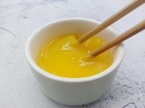 用筷子把鸡蛋打散备用。