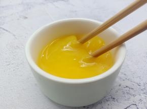 用筷子把鸡蛋打散备用。