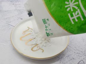 盘子里倒入玉米淀粉。
