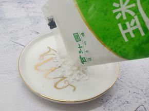 盘子里倒入玉米淀粉。