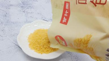 倒入金黄色的面包糠。