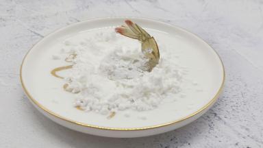 腌制好的虾两面均匀地沾一层玉米淀粉。