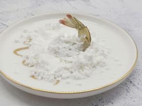 腌制好的虾两面均匀地沾一层玉米淀粉。