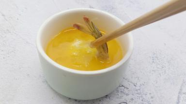 再放鸡蛋液里滚一圈。