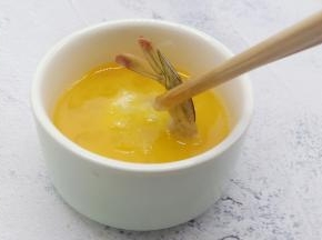 再放鸡蛋液里滚一圈。