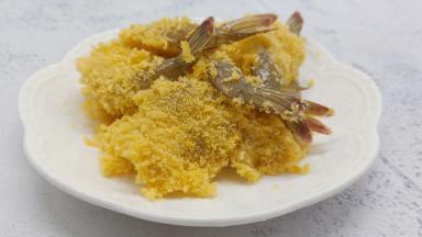 最好是一起裹好再下锅油炸。