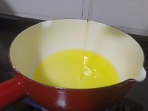 取一个相对小一点的锅来炸虾（不费油）倒入食用油。