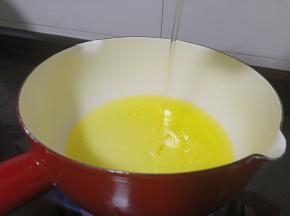 取一个相对小一点的锅来炸虾（不费油）倒入食用油。