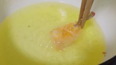 油温五成热、下对虾油炸。