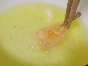 油温五成热、下对虾油炸。