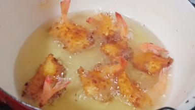 炸至金黄即可捞出，对虾容易熟。